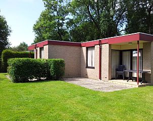 Ontspan bij Family Strandhaus P 2-4, een charmante bungalow in Lemmer, IJsselmeer, omgeven door de serene natuur van de Friese meren.