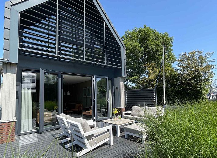 Verblijf 090507 • Vakantiewoning Slotermeer • Luxe vrijstaande 8 persoons Watervilla direct gelegen aan 