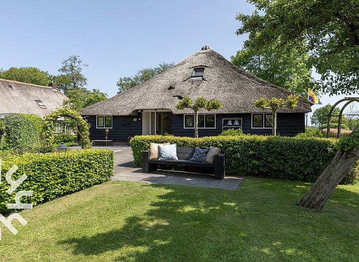 Verblijf 5501110 • Vakantiewoning Noordwest Overijssel • 8 tot 10 persoons woonboerderij in hartje Giethoorn met 