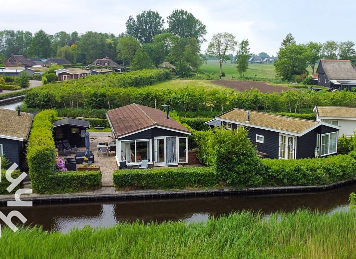 Verblijf 5501114 • Vakantiewoning Noordwest Overijssel • Prachtig 4 persoons chalet aan het water gelegen 