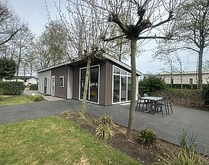 Pavillon MIVA Sauna 4 in Susteren, Limburg, modernes Ferienhaus mit groer Terrasse und grner Umgebung fr einen entspannten Aufenthalt.