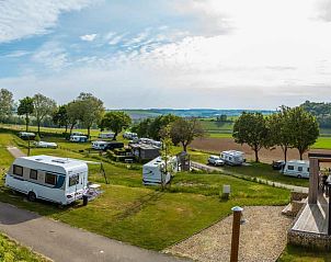 Der Campingplatz Comfort XL in Gulpen, Sdlimburg, bietet gerumige Stellpltze mit schner Aussicht auf die hgelige Limburger Landschaft.