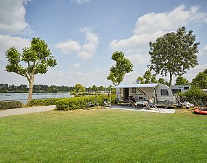 Geniet van de rust bij Comfort Plus kampeerplaats in Eersel, Kempen, Noord Brabant, met prachtig uitzicht op het meer en groene omgeving.