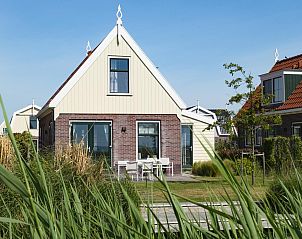 Florijn Sauna 6, ein charmantes Ferienhaus in Uitdam, Amsterdam eo, Nordholland, mit einer einladenden Terrasse und grner Umgebung.
