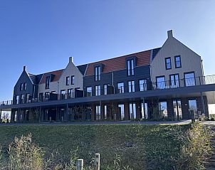 IJsselblick Sauna 8 in Kampen, Northwest Overijssel, vacation home with modern architecture and spacious terraces, surrounded by nature.