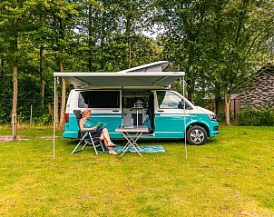 Der Stellplatz Comfort in IJhorst, Nordwest Overijssel, bietet ein entspanntes Campingerlebnis mit einem modernen Wohnmobil auf einer grnen Wiese.